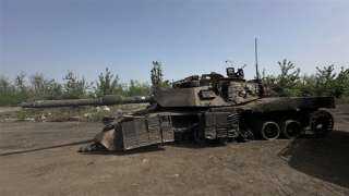 روسيا تستعرض دبابة أمريكية تم الاستيلاء عليها وتدميرها في دونباس ضمن معرض خاص