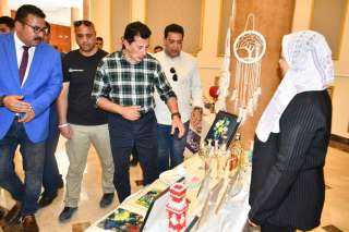وزير الشباب والرياضة يفتتح معرض  للحرف اليدوية بالمدينة الشبابية والرياضية بشرم الشيخ
