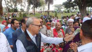 توزيع الورود على المواطنين في القناطر الخيرية احتفالا بشم النسيم