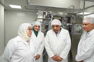 في زيارة ميدانية.. وزير قطاع الأعمال العام يتفقد مصانع الشركة العربية للأدوية (ادكو)