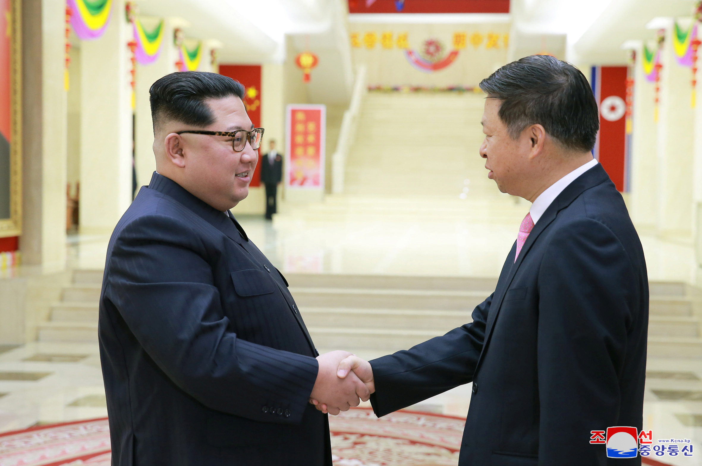 783965-زعيم-كوريا-الشمالية-يلتقى-مسئول-بالحزب-الشيوعى.JPG