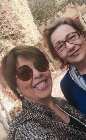 سيلفي لسوزان مبارك مع كاتبة كويتية