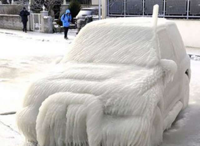 لوحات فنية رائعة لسيارات بالثلج