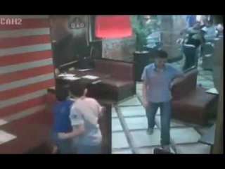 بالفيديو: رجل يضرب زوجته ويلكمها بعنف في مطعم