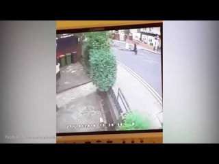 بالفيديو: سيارة تصدم امرأة وطفليها بطريقة مخيفة