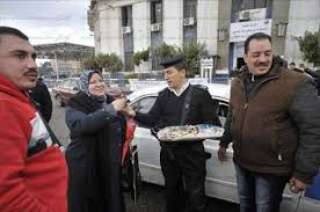 مأمور قسم شرطة يوزع الحلوى على المواطنين ببورسعيد