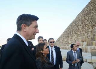 سحر نصر تصطحب الرئيس السلوفيني في زيارة إلى منطقة الأهرامات