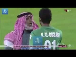 بالفيديو: حارس مرمى يُقبّل قدمي والده أمام المشجعين