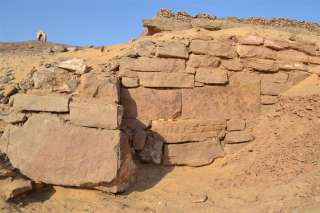 شاهد.. الآثار تكتشف جداراً أثرياً بالجزء الشمالي من جبانة قبة الهوا بأسوان