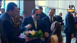 بالورود والأعلام ..أطفال مصر يستقبلون الرئيس في احتفال عيد الشرطة 
