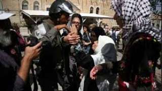 فلسطين : قوات الاحتلال تعتدي بالضرب على مسنة وثلاثة أخرين في الخليل