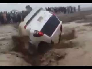 بالفيديو: الفيضانات تبتلع سيارة بركابها في باكستان