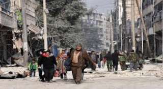 سوريون يهربون من إرهاب داعش عبر ممر آمن في حمص