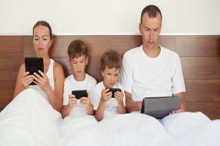 45 % من أفراد العائلات البريطانية يتواصلون عبر الرسائل النصية تحت سقف واحد