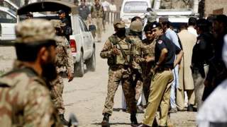 باكستان تعتقل 3 من المشتبه بهم في كراتشى وتصادر كميات كبيرة من الأسلحة