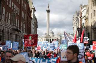 آلاف المتظاهرين في لندن دفاعًا عن النظام الصحي العام