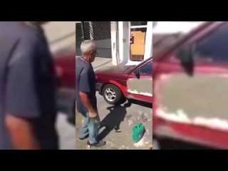 بالفيديو: عجوز يطلي سيارته بـالأسمنت بدلًا من الدهان