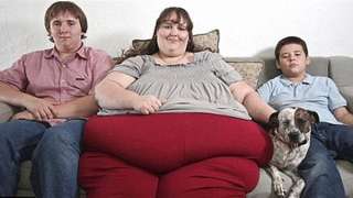 امرأة  سمينة تسعى لزيادة وزنها أكثر من 700 كيلو