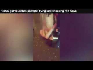 بالفيديو: إمرأة تضرب رجلين وتلقي بهما في الارض
