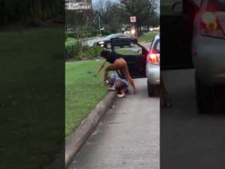 بالفيديو: شابة تضرب أخرى بعنف وتشتمها في وسط الطريق