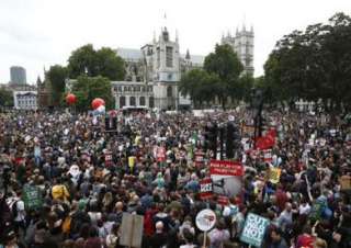 ”الإندبندنت”: عشرات الآلاف يتظاهرون في بريطانيا ضد ”بريكست” في ذكرى معاهدة روما