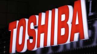 أبل وجوجل وأمازون يتجهون  للسيطرة على شركة توشيبا