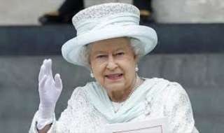الملكة إليزابيث تثير غضب حفيدها بعرض قطع فنية مصنوعة من العاج 