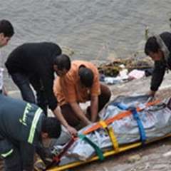 قوات الإنقاذ النهرى تنشل جثة عامل طافية على مياه النيل أسفل كوبري عباس بالجيزة