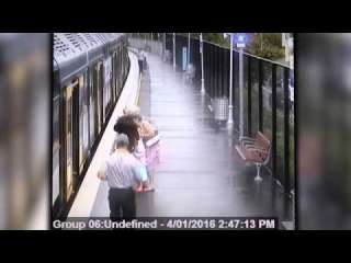 بالفيديو.. رجل ينقذ حفيده بعد سقوطه أسفل القطار