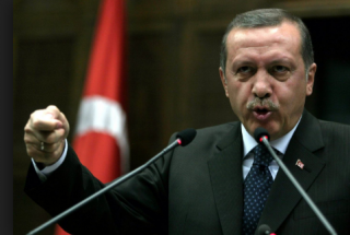 رئيس تركيا يستعين بعناصر الإخوان الهاربة للترويج لتعديلاته الدستورية