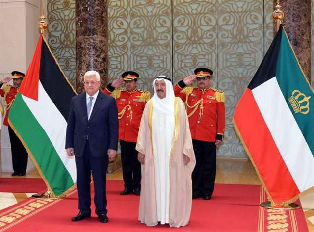 أمير الكويت يستقبل الرئيس الفلسطيني في قصر بيان