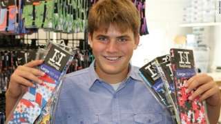 طالب ثانوي يبيع جوارب بمليون دولار