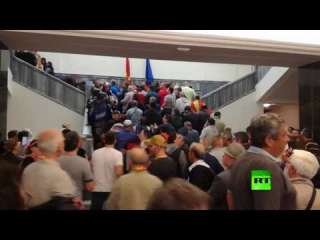 بالفيديو: عراك دموي في برلمان مقدونيا بعد انتخاب رئيس ألباني
