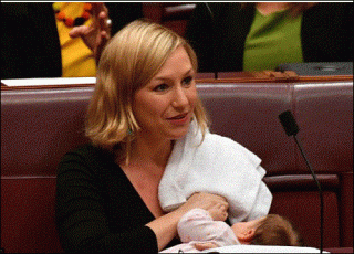  بالصور ..نائبة أسترالية ترضع طفلتها أثناء جلسات البرلمان  