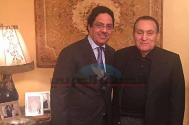 الرئيس الأسبق حسنى مبارك والنائب السابق لرئيس مجلس الأمة الكويتي مبارك الخرينج