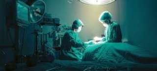 بالفيديو: شجارا بين طبيب وعشيقته الممرضة في غرفة العمليات