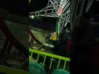 بالفيديو: سقوط شاب من لعبة في الملاهي