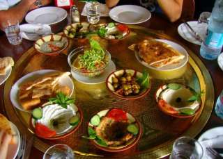 مسيحيون بدمشق يعدون وجبات طعام للصائمين محبة بجيرانهم المسلمين