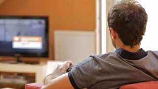دراسة: متابعة التلفاز بكثرة  تهدد خصوبة الرجال