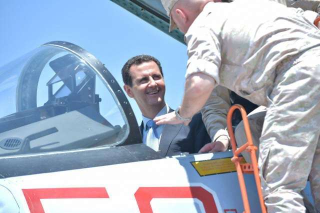 الأسد يزور القاعدة الجوية الروسية في ”حميميم”