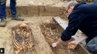 اكتشاف مقبرة لهياكل عظمية لجنود روس في بولندا