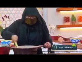 بالفيديو: النيران تشتعل بعباءة طاهية في برنامج طبخ على الهواء