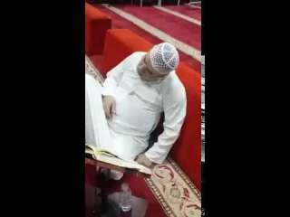 بالفيديو: مؤذن يفارق الحياة بمسجده قبل رفع أذان الفجر