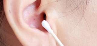 طريق طبيعية لتسليك الأذن و إزالة الشمع الزائد