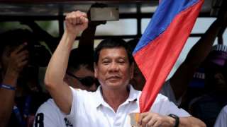 رئيس الفلبين يقر بتجاوزات في الحرب على المخدرات