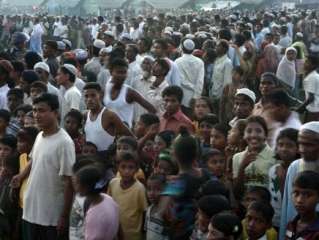 الآلاف من مسلمي الروهينغا يحاولون العبور إلى بنجلاديش