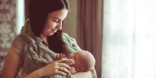 10 خرافات خاطئة عن الرضاعة .. تجنبيها لصحة طفلك