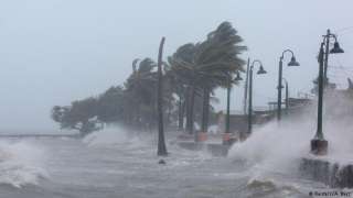 صحيفة ”الجارديان” : بريطانيا لا تفعل ما يكفي لمساعدة أراضيها المتضررة من إعصار”إيرما”