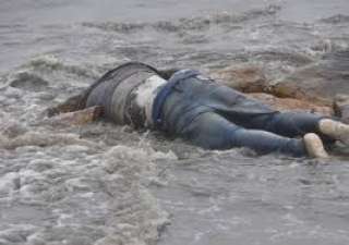 كشف غموض العثور على جثة شاب طافية فوق مياه البحر بقرية البنائين