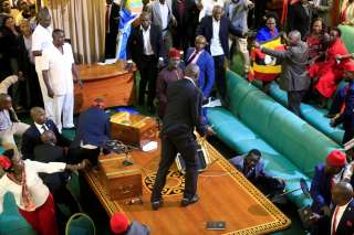 اشتباكات بالأيدي والكراسي بين أعضاء البرلمان الأوغندي